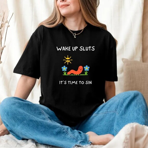 Wake Up Sluts Gildan Tee Funny Animal Meme Graphic Sarcastic T-Shirt - Picture 1 of 2